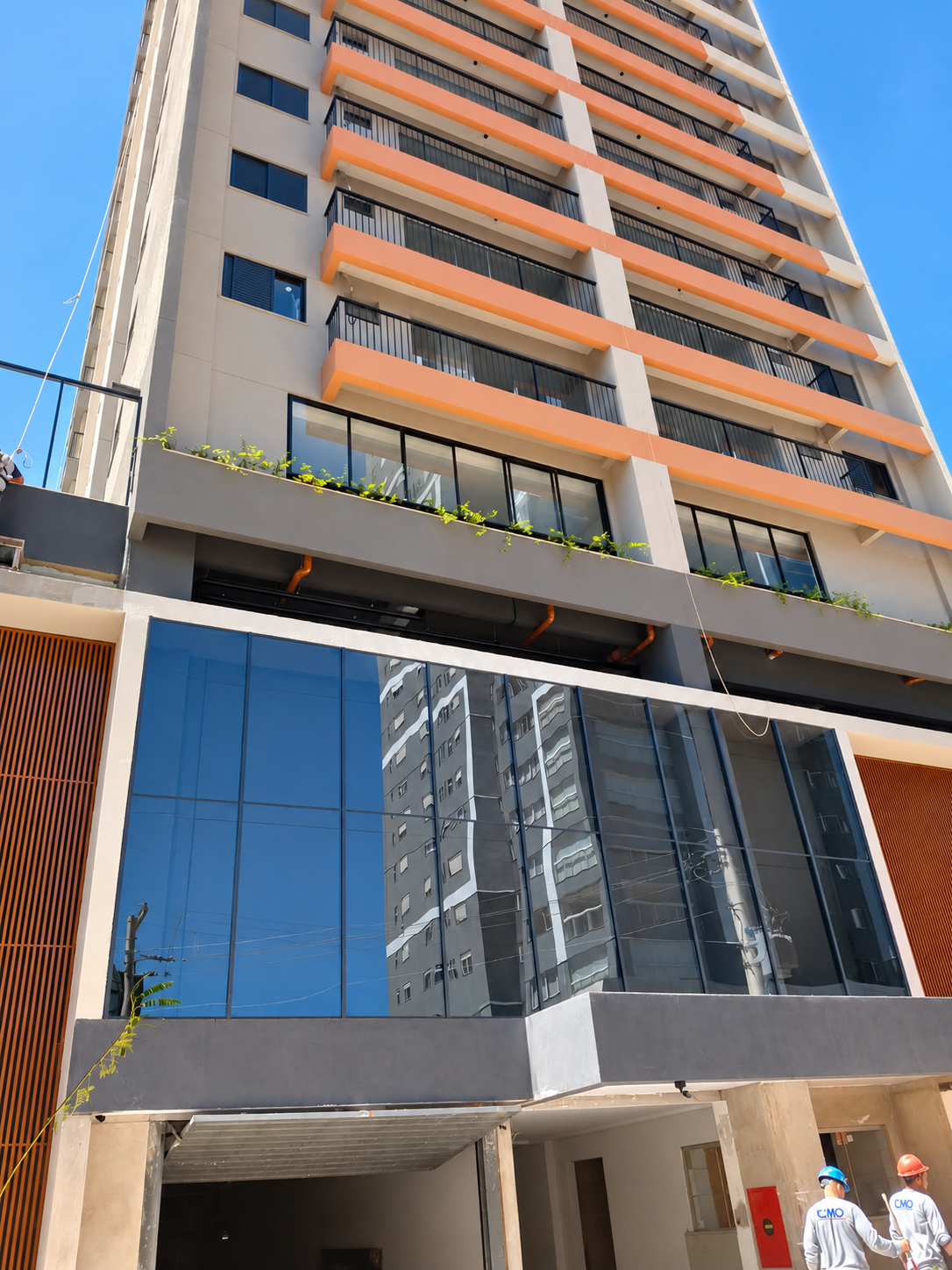 Fachada predial em vidro e alumínio