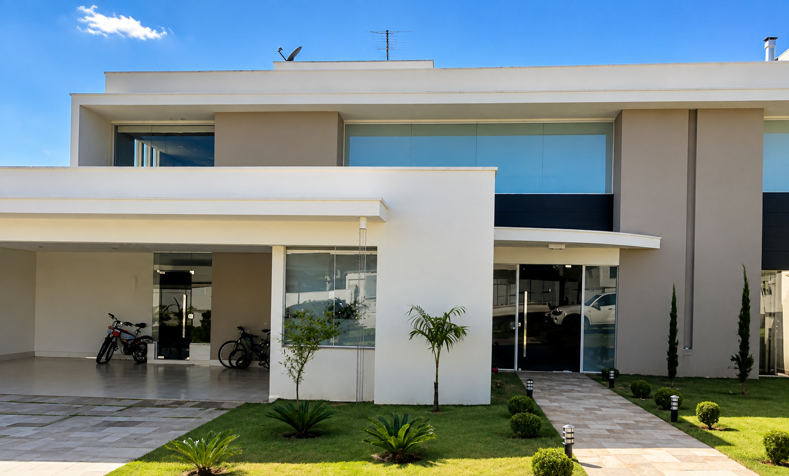 Fachada residencial com esquadrias de alumínio no Aldeia do Vale