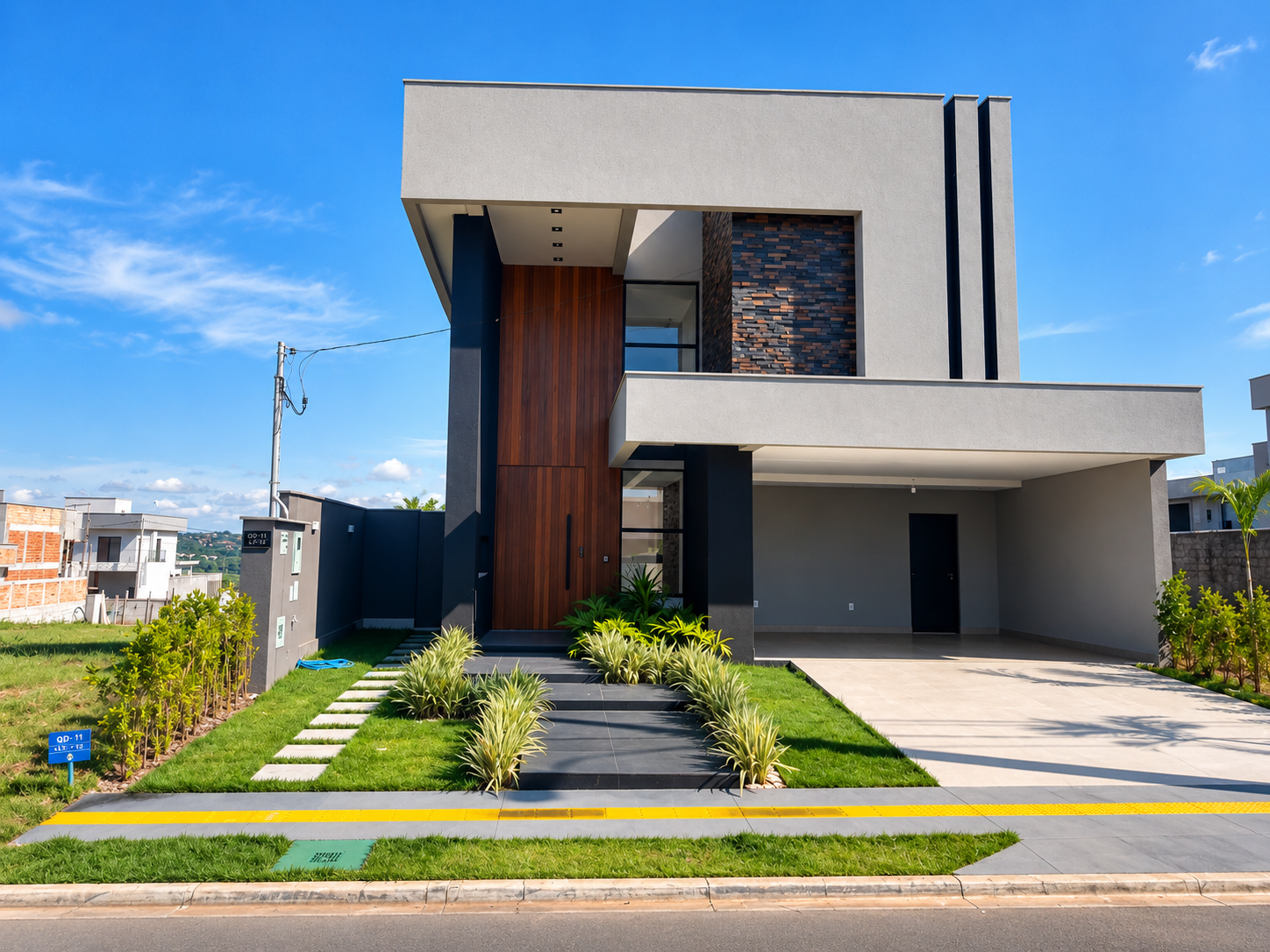 Fachada residencial com janela e porta de alumínio